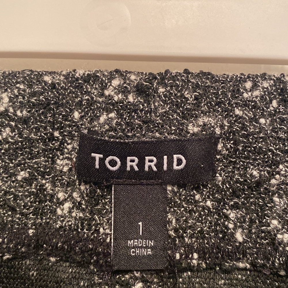 NWOT Torrid Black/White High Low Skirt…size 1 - Picture 3 of 4